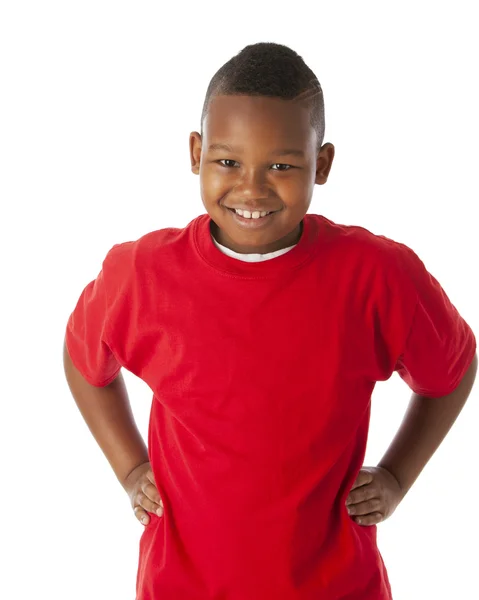 De verdad. Niño negro vistiendo una camisa roja brillante con las manos en las caderas — Foto de Stock