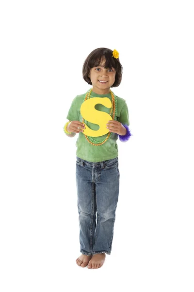 Menselijke alfabet. bi-rassen jong meisje houdt brief s — Stockfoto