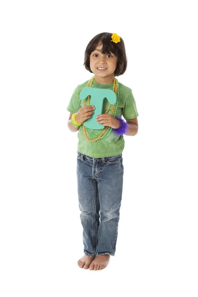 Lidské abeceda. BI rasové mladá dívka drží písmeno t — Stock fotografie