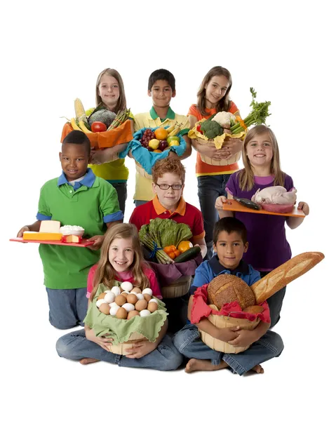 Mangiare sano. Gruppo di bambini che tengono cestini con una varietà di cibo sano — Foto Stock