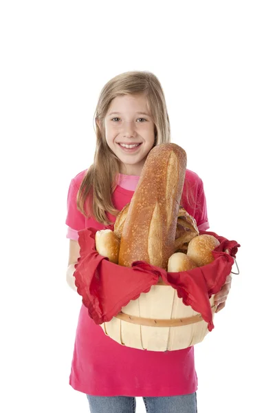 Une saine alimentation. Caucasienne petite fille tenant un panier arrangé avec du pain frais — Photo