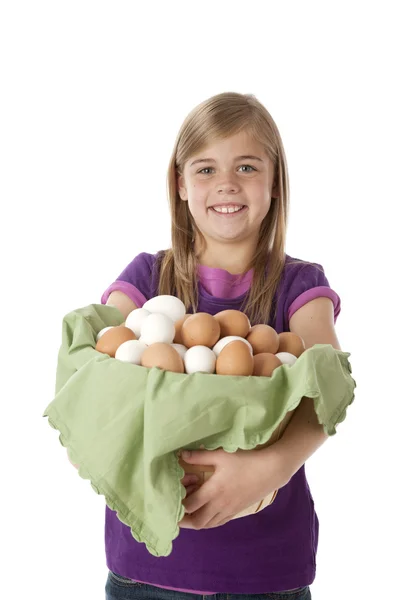 Alimentação Saudável. Menina caucasiana segurando uma cesta arranjada com ovos frescos — Fotografia de Stock
