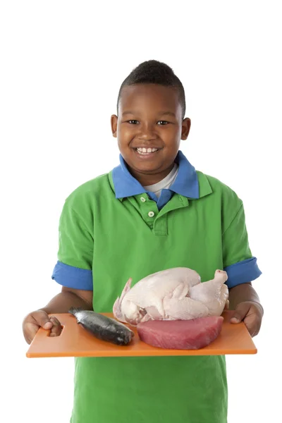 Gezond eten. Afro-Amerikaanse kleine jongen houden een dienblad met gekookt vlees — Stockfoto