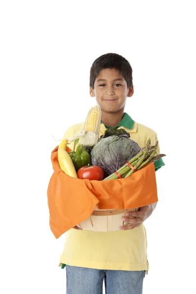 Une saine alimentation. Petit garçon hispanique tenant un panier avec un arrangement de légumes frais — Photo