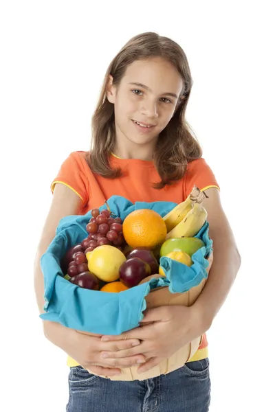 Az egészséges táplálkozás. Kaukázusi little girl gazdaság egy kosár gyümölcs megállapodás — Stock Fotó