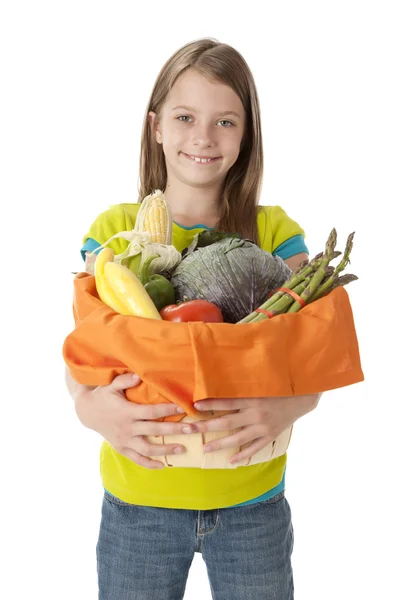 Une saine alimentation. Petite fille caucasienne tenant un panier avec un arrangement de légumes — Photo