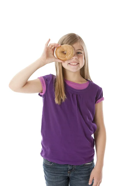 健康饮食。偷看过孔的百吉饼的白人小女孩 — 图库照片