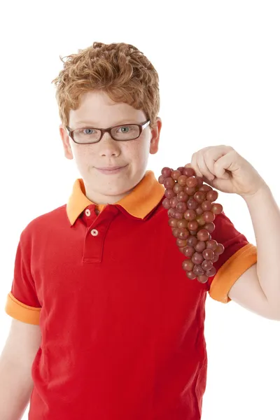 Gezond eten. Kaukasische jongetje bedrijf in een bos van verse druiven — Stockfoto