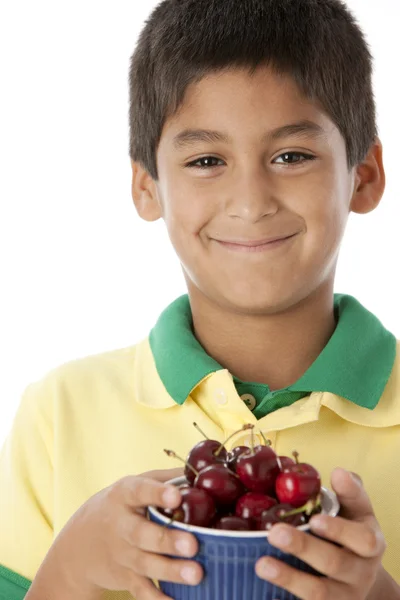 Zdrowe odżywianie. hiszpanin małego chłopca gospodarstwa misce świeżych wiśni i czereśni — Zdjęcie stockowe