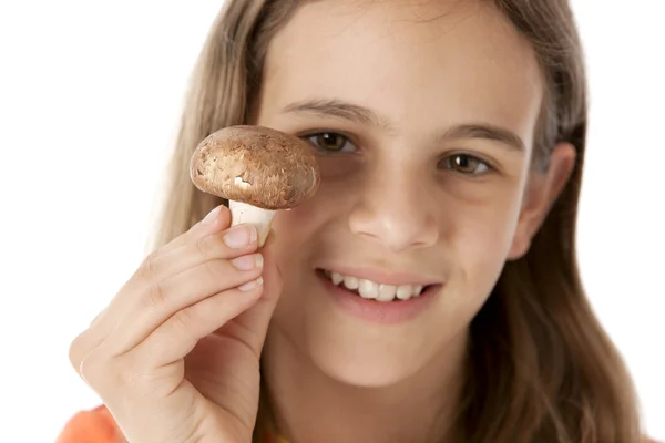 Alimentación Saludable. Caucásico niña sosteniendo un hongo — Foto de Stock