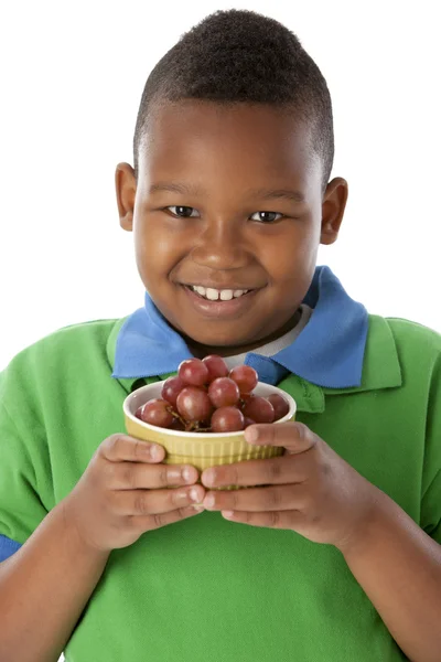 Une saine alimentation. Petit garçon noir tenant un bol de raisins frais juteux — Photo