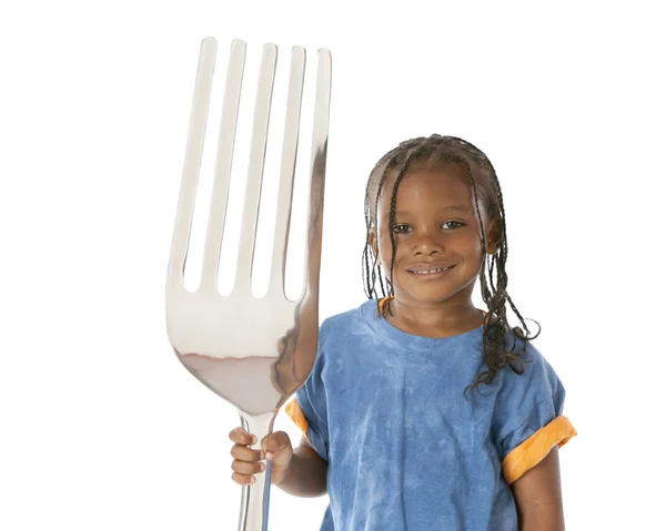 Mangiare sano. Ragazzino nero con una forchetta sovradimensionata — Foto Stock