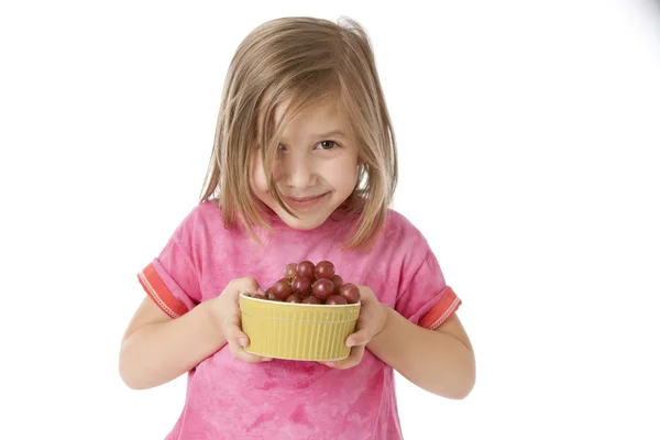 Une saine alimentation. Petite fille caucasienne tenant un bol frais de raisins — Photo