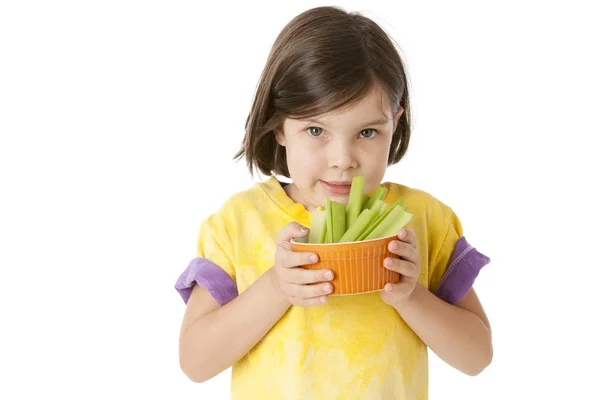 Alimentación Saludable. Niña caucásica sosteniendo un tazón de apio fresco — Foto de Stock