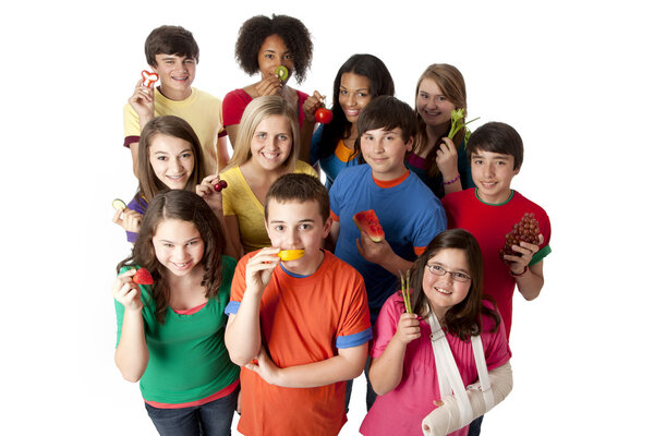 Здоровое питание. Разнообразная группа девочек и мальчиков-подростков со здоровыми фруктами и овощами
