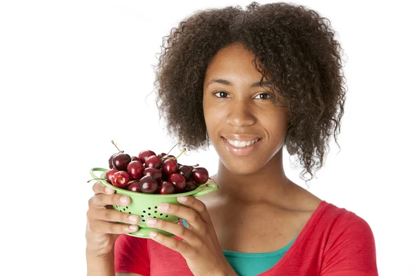 Gezond eten. gemengd ras meisje met een kom kersen — Stockfoto