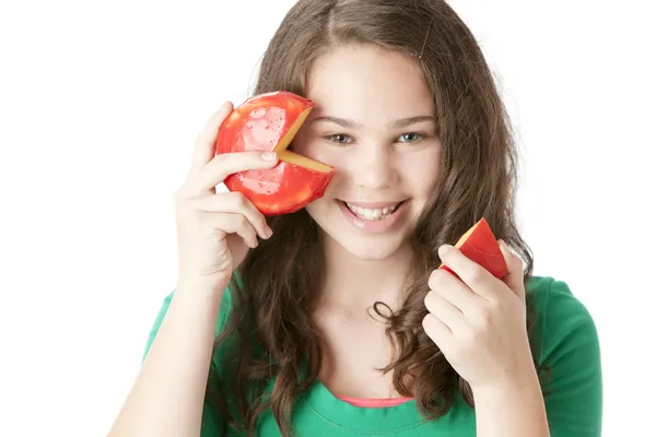 Mangiare sano. Ragazza adolescente caucasica che regge una ruota di formaggio — Foto Stock