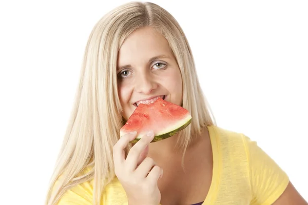 Gezond eten. Kaukasische tienermeisje eten van een sappig stukje van watermeloen — Stockfoto