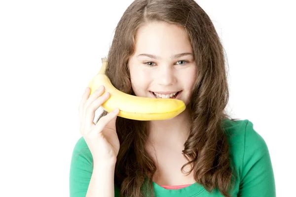 Sağlıklı beslenme. muz gibi bir telefon tutarak oynak hareket beyaz genç kız — Stok fotoğraf