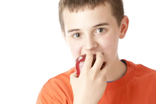 健康饮食。白种人十几岁的男孩，吃新鲜多汁的苹果 — 图库照片