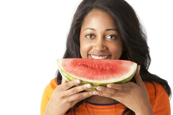 Gezond eten. Afro-Amerikaanse tiener meisje eten van een verse sappige stukje van watermeloen — Stockfoto