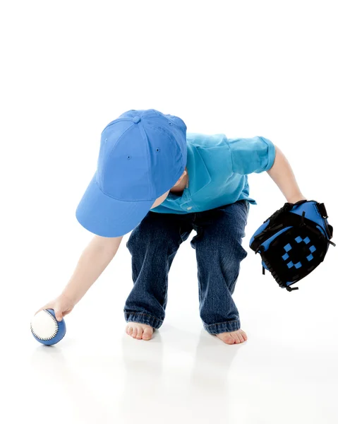 Caucásico pequeño niño jugando béisbol — Foto de Stock