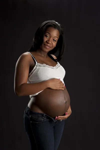 Réel. noir enceinte mère tenant tendrement son abdomen — Photo