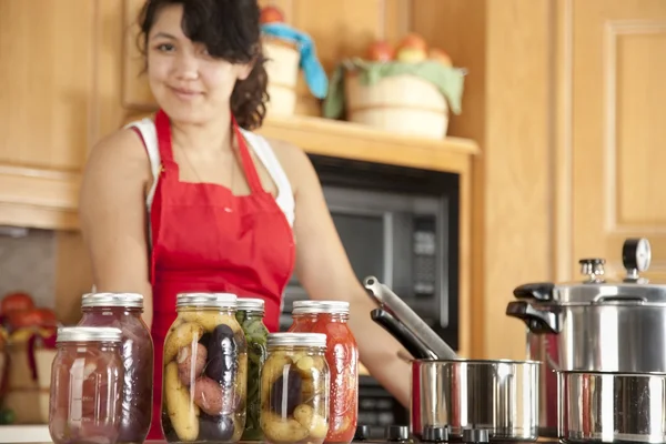 Canning. Vegyes faj fiatal felnőtt nő konzervipari homegrown gyümölcsök és zöldségek — Stock Fotó