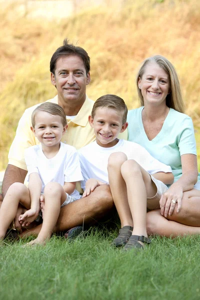 A sério. Família caucasiana ao ar livre com a mãe, pai e dois filhos — Fotografia de Stock