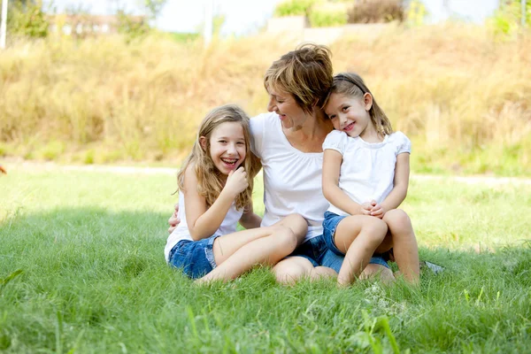 Echt. Kaukasische Familie im Freien mit der Mutter und ihren beiden Töchtern — Stockfoto