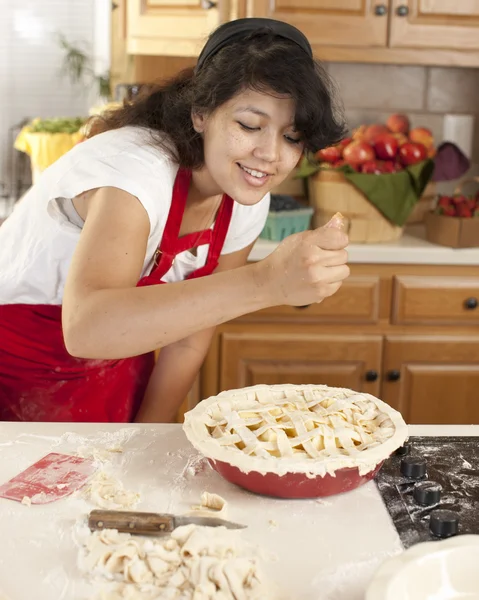 Horneando. Mixta mujer adulta joven raza añade especias como ella hace un pastel de manzana fresca —  Fotos de Stock