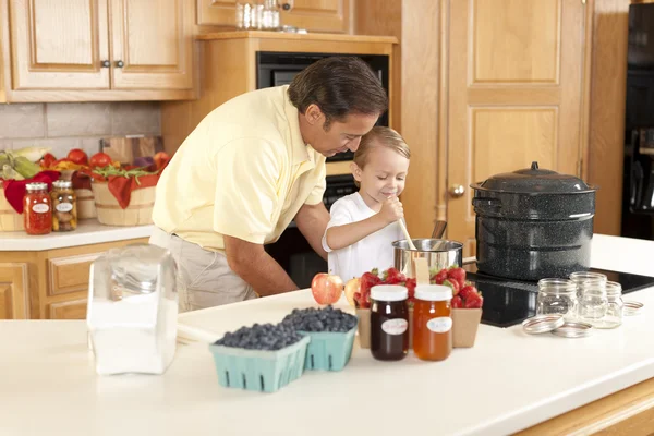 Canning. Father and son canning homegrown fruits for preserves — Stock Photo, Image