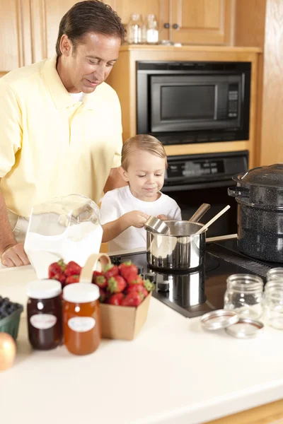 Canning. Pai e filho enlatando frutos caseiros para conservas — Fotografia de Stock