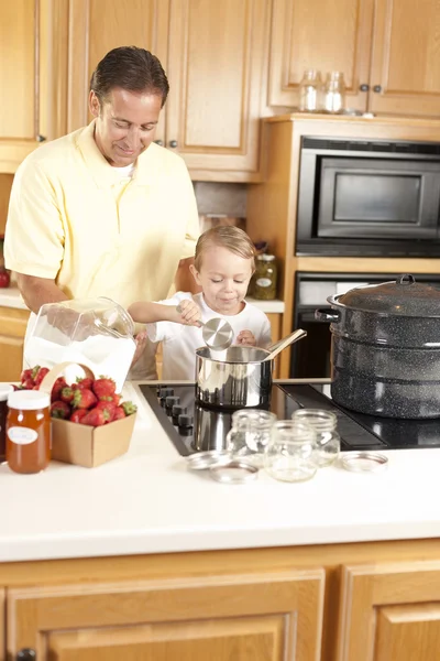 Konserven. Vater und Sohn konservieren selbstgemachtes Obst für Konserven — Stockfoto