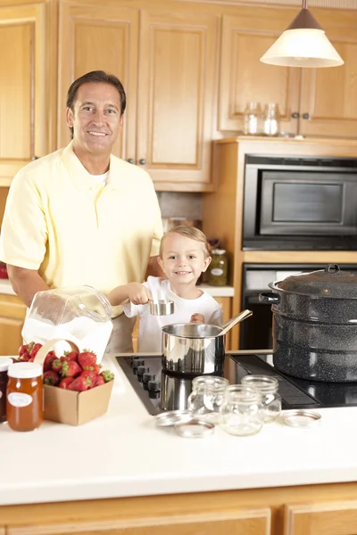 Konserven. Vater und Sohn konservieren selbstgemachtes Obst für Konserven — Stockfoto