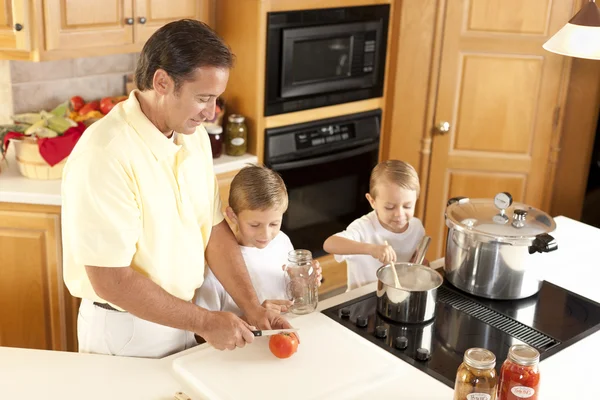Inscatolamento. Padre e i suoi due figli conserviamo frutta e verdura fatta in casa — Foto Stock
