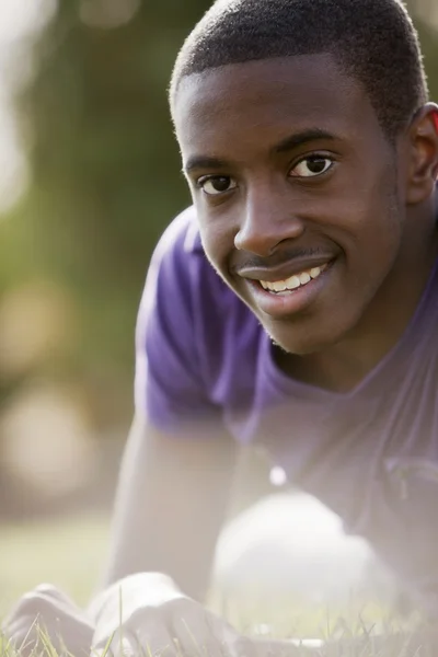 Sorrindo menino adolescente preto — Fotografia de Stock