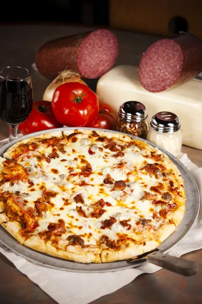 Τροφίμων και ποτών. όλα κρέας πίτσα με κόκκινο κρασί Εικόνα Αρχείου