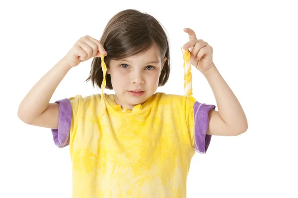 Υγιεινή διατροφή. καυκάσιος κοριτσάκι που κρατάει ένα κομμάτι της string τυρί Φωτογραφία Αρχείου
