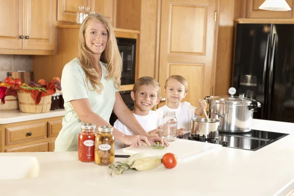 Inscatolamento. Madre e i suoi due figli conserviamo frutta e verdura fatta in casa — Foto Stock
