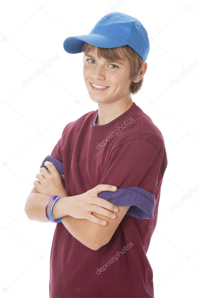Réel. adolescent caucasien garçon portant des vêtements colorés