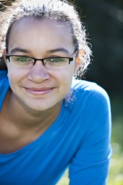 karışık ırk genç kız beyaz ve Afro-Amerikan oturma güneş ışığı altında