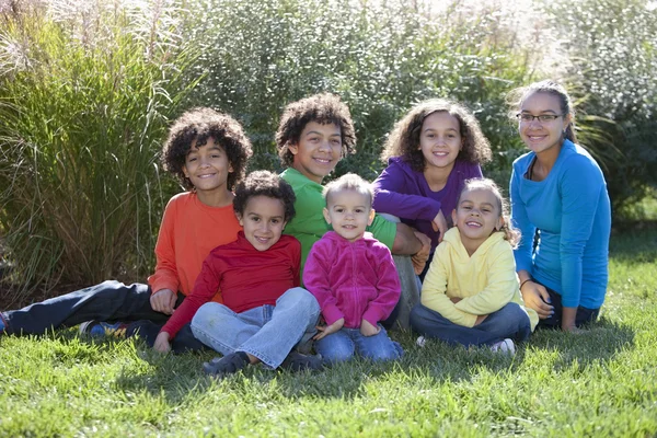 Gemengd ras kinderen uit een grote familie — Stockfoto