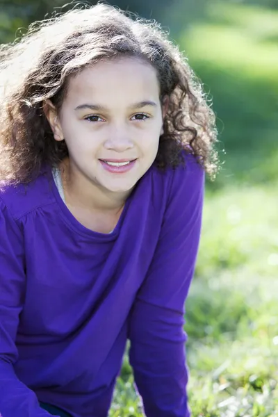 Sorrindo raça menina sentada ao sol — Fotografia de Stock