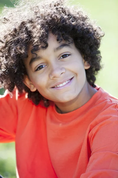 Gemengd ras kleine jongen zitten in de zon — Stockfoto