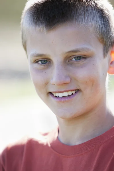 Lächelnder kaukasischer Teenager — Stockfoto