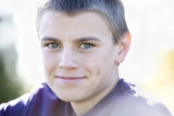Усміхнений білий хлопчик-підліток — стокове фото