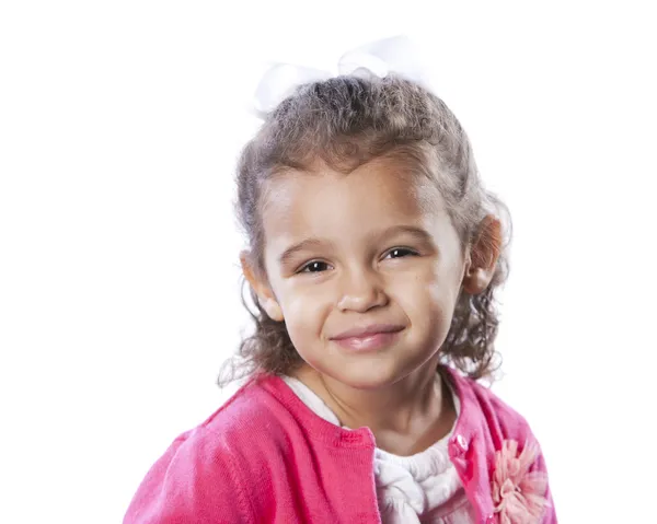 Χαμογελώντας μικτή φυλή μικρό κορίτσι στο ροζ. — Φωτογραφία Αρχείου