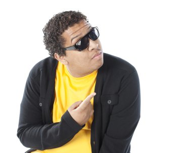 o yapar gibi bir genç komedyen veya sihirbaz seyirci yürütmektedir