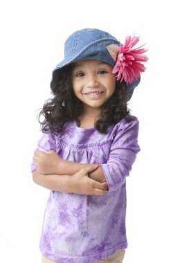 uzun saçlı küçük kız ve mor bir gömlek gülümseyen